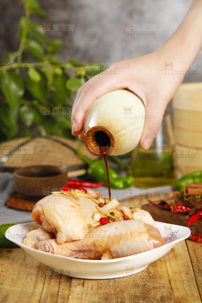 板子上放腌鸡腿