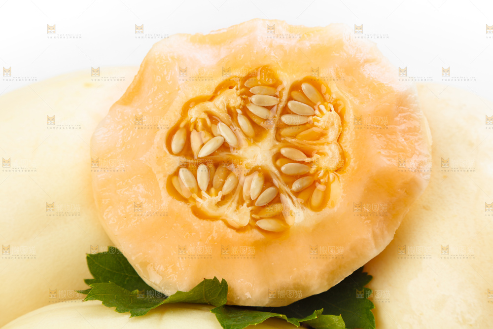 白底上放着东方蜜瓜