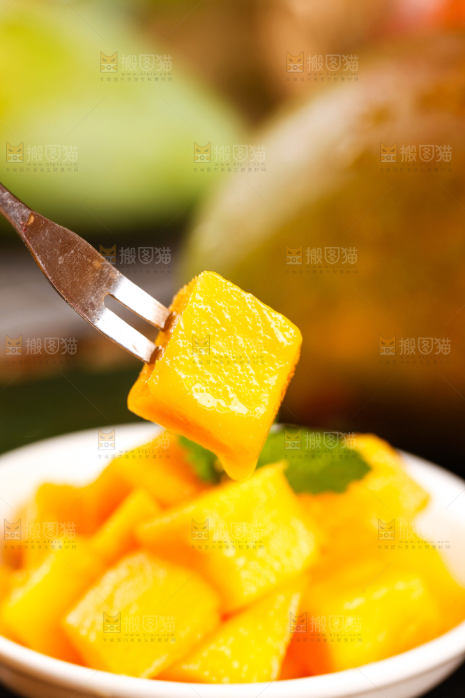 碟子上放着芒果果肉