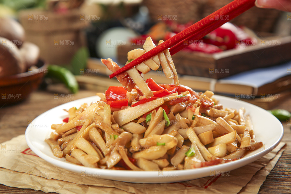 盘子里装着炒土豆条