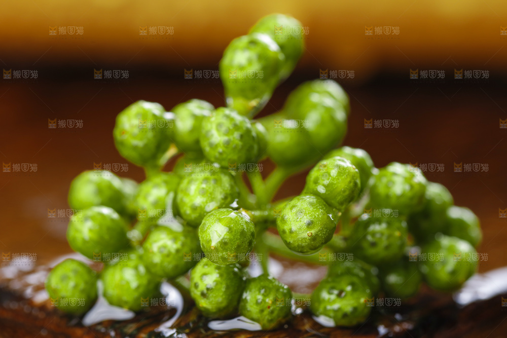 木板上的九叶青花椒