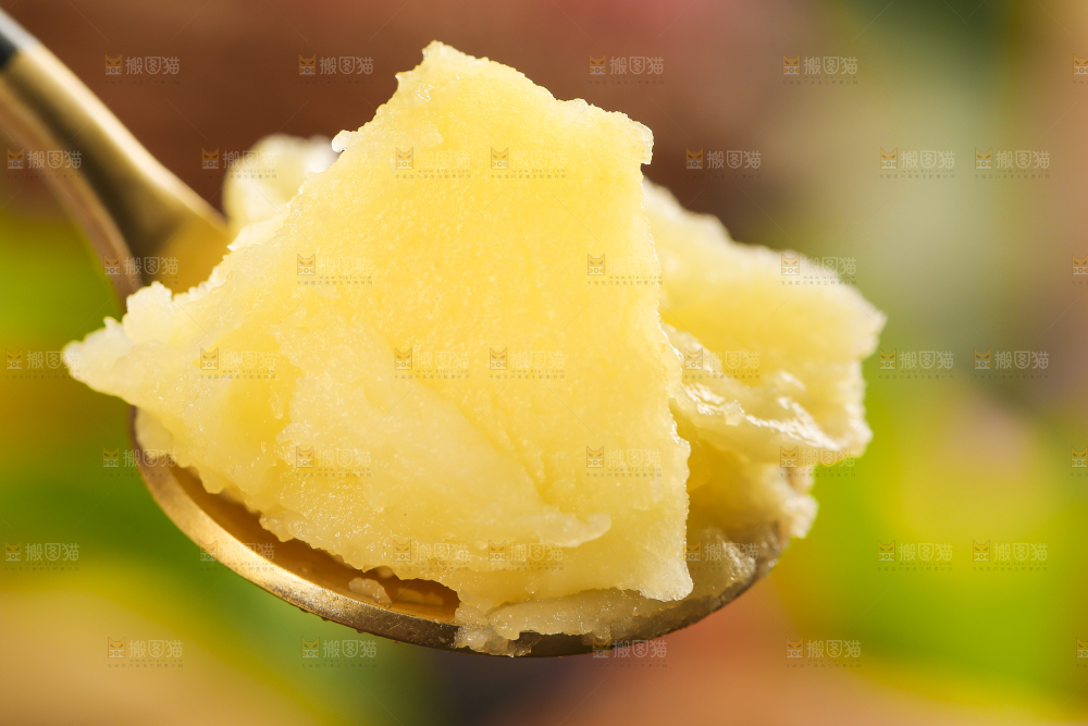 勺子上放着土豆