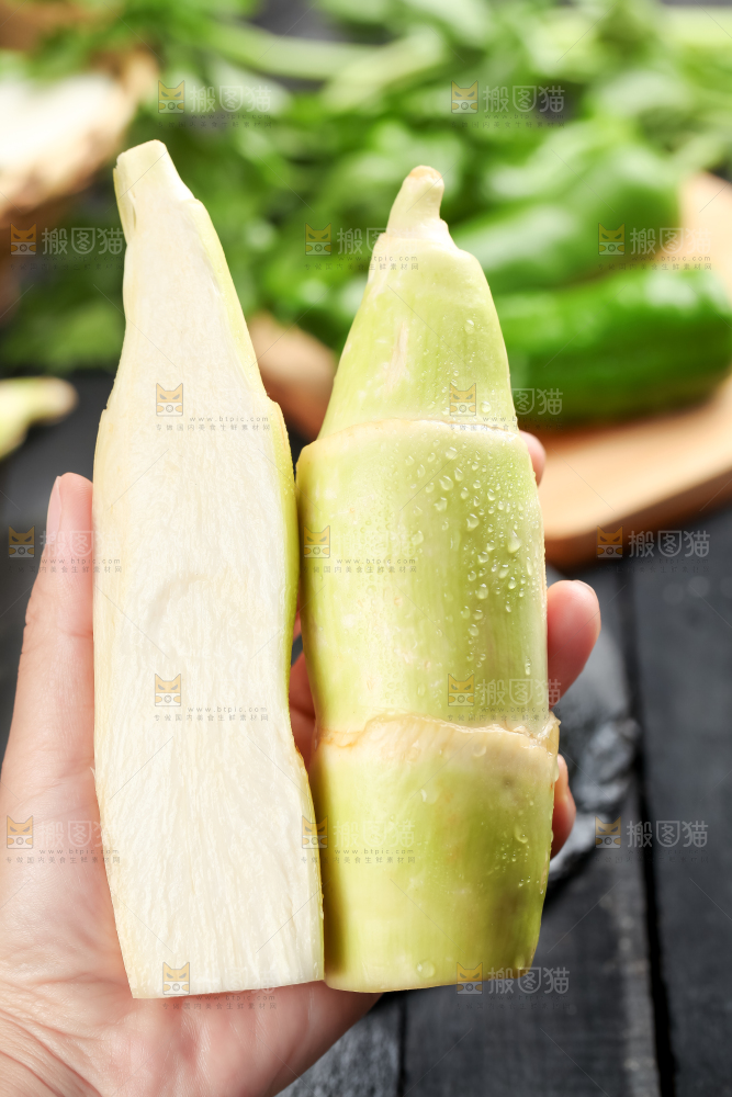 手里拿着湖北新鲜茭白