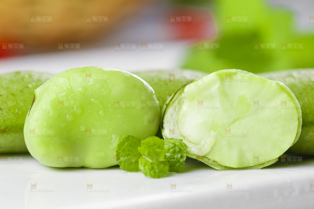白底上放着青胡豆