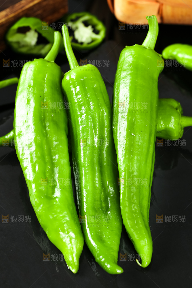 黑底上放着辣椒
