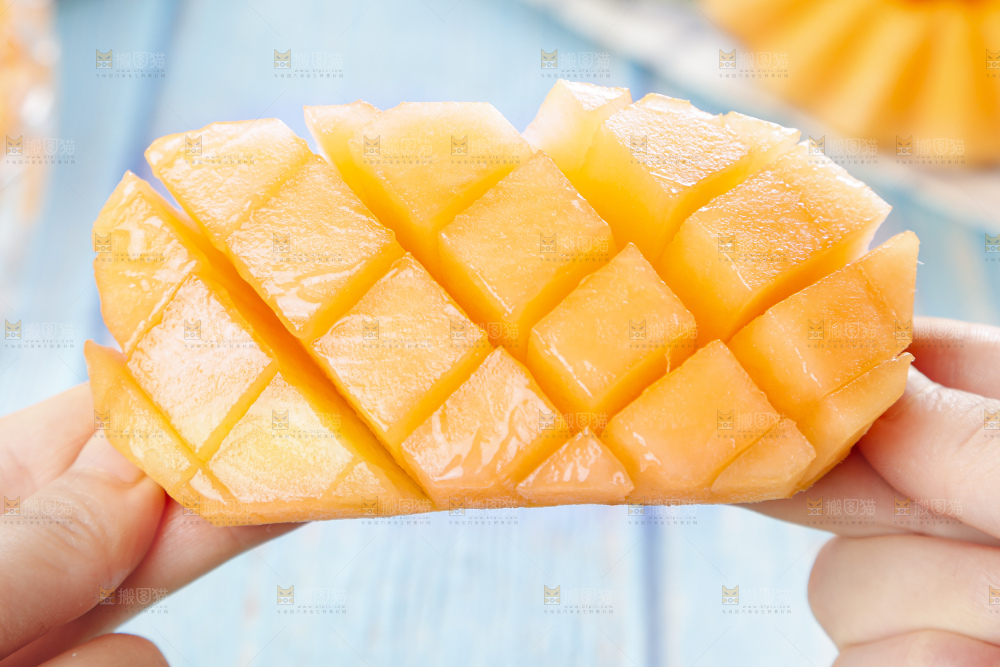 手里拿着冰火蜜瓜