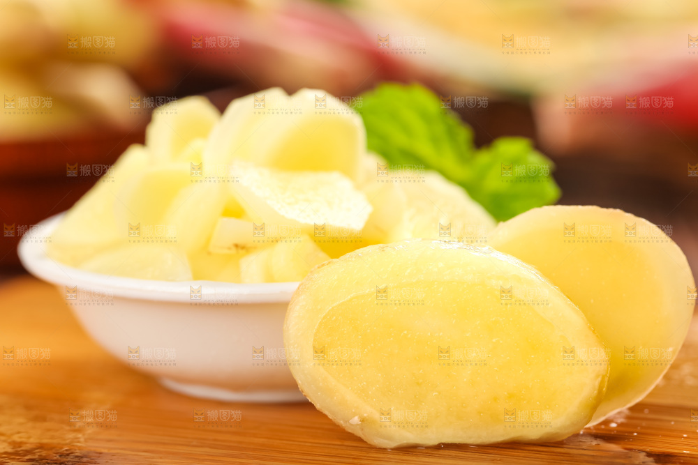 木板上放着四川生姜