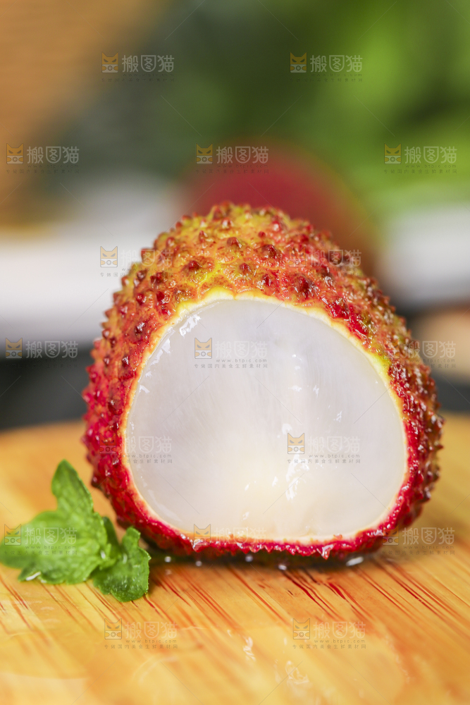 木板上放着荔枝