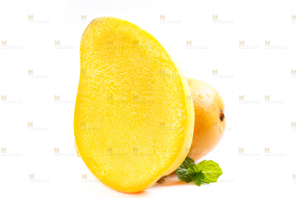 白底上摆放着芒果