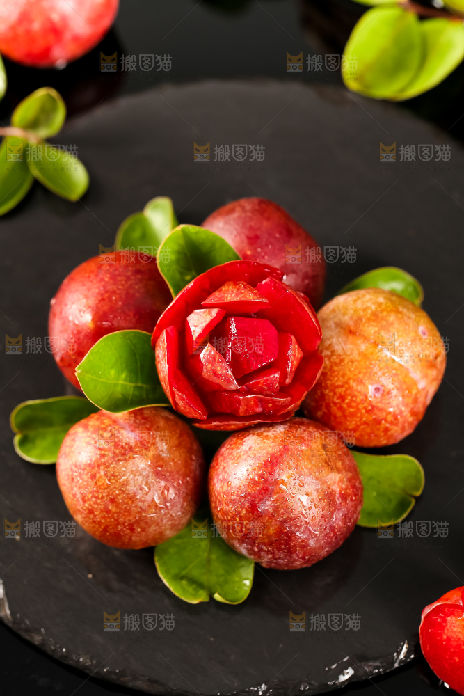 黑石板上的新鲜李子