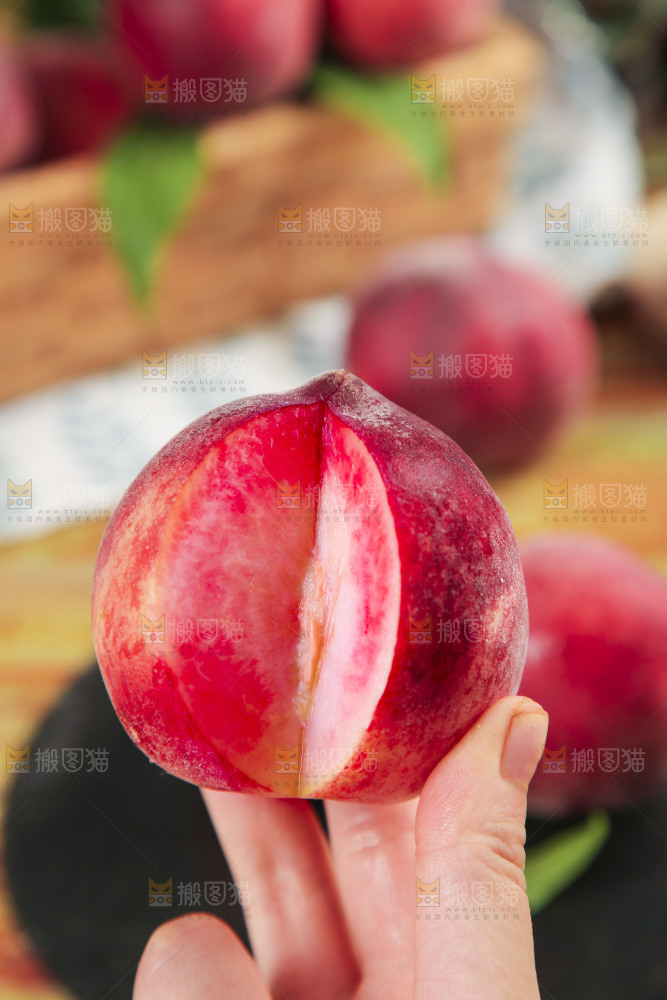 手里拿着胭脂红桃子
