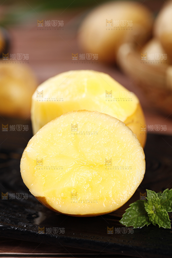 黑石板上摆放着黄心小土豆