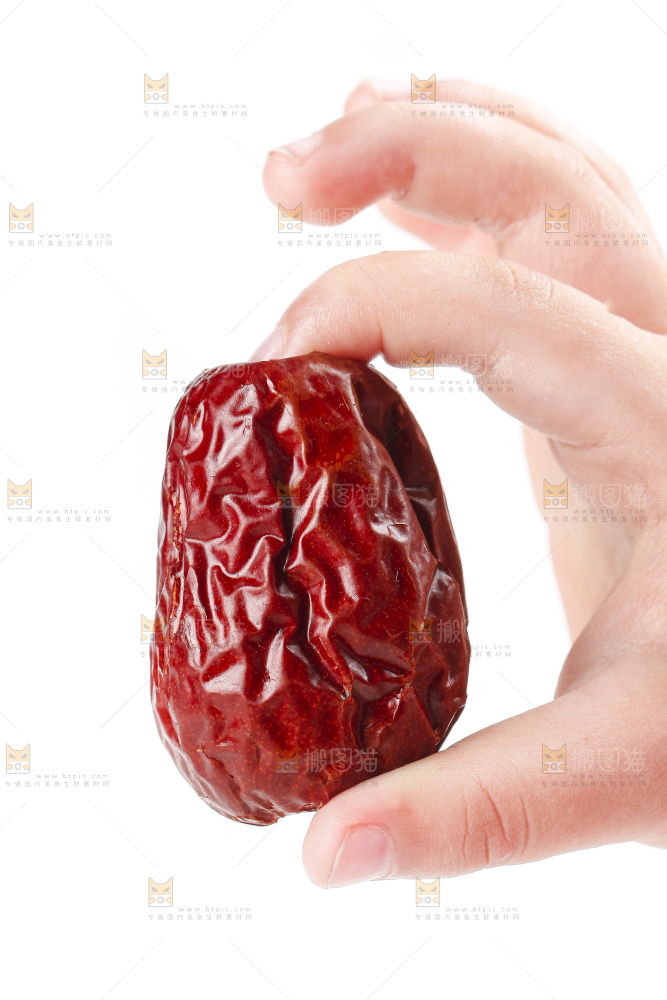 手上拿着无核红枣