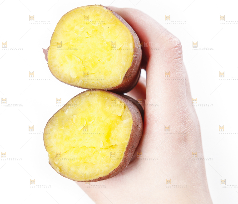 手里拿着黄心红薯