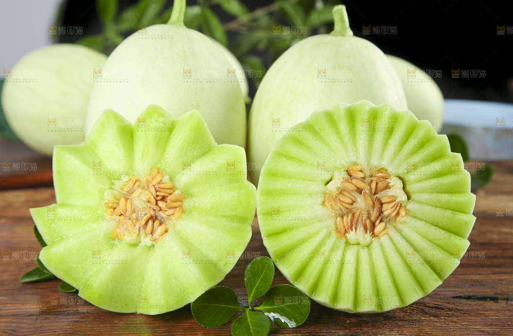 木底上放着玉菇蜜瓜