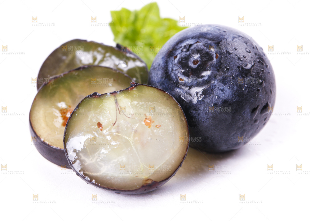 白底上摆放着蓝莓