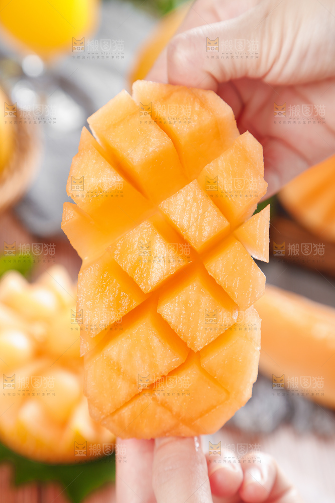 手里拿着冰火蜜瓜