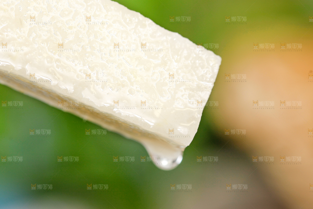 手里拿着番葛