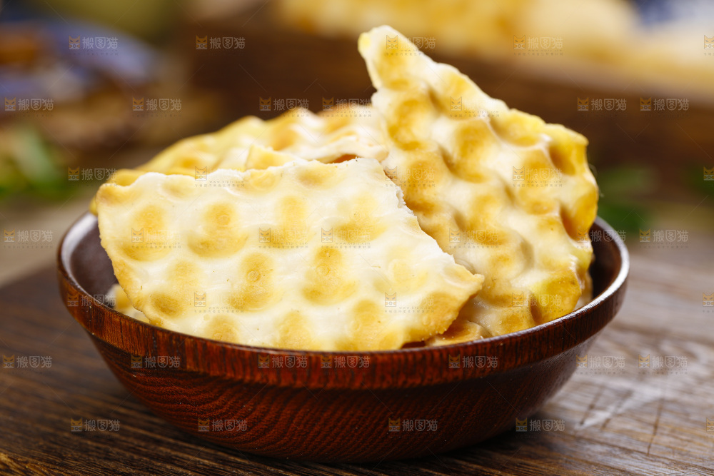 盘子里装着石头饼