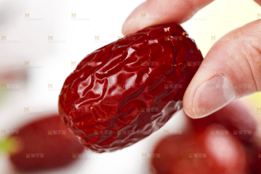 手里拿着新疆无核大枣