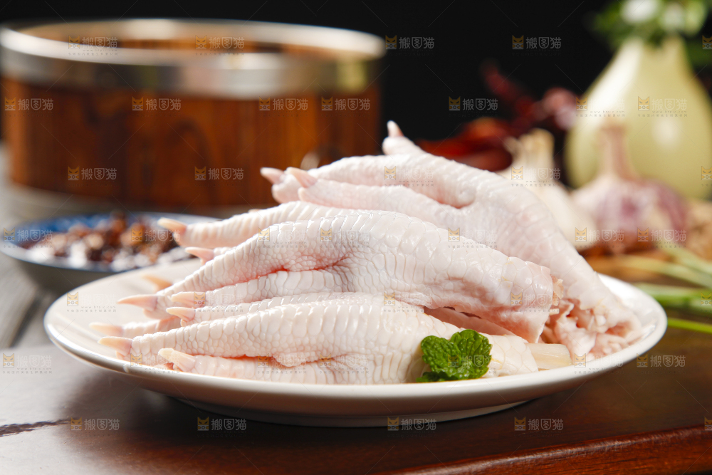 盘子里装着鸡脚