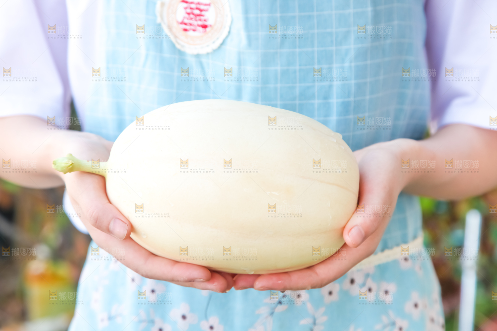 手里拿着甜瓜