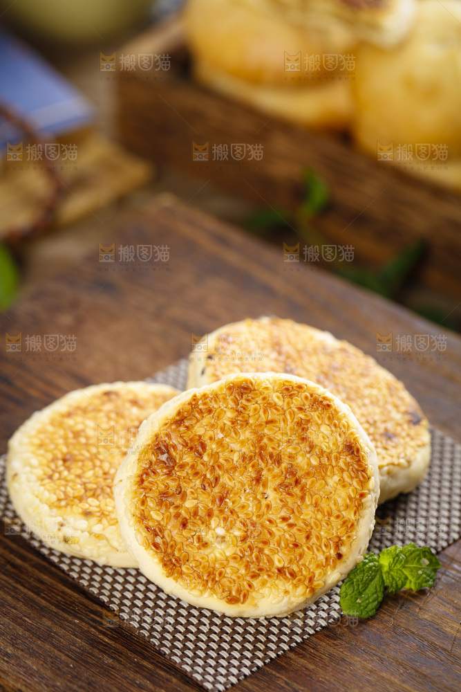 木板上放着胡麻饼