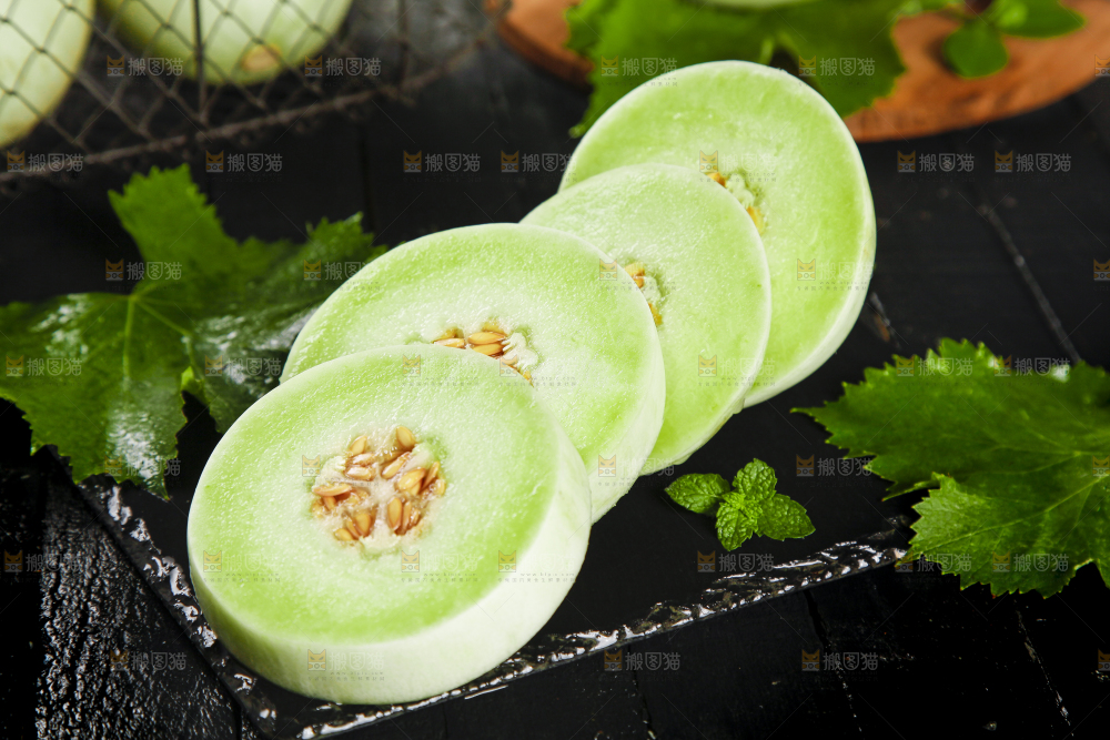 深底上摆放着玉菇甜瓜