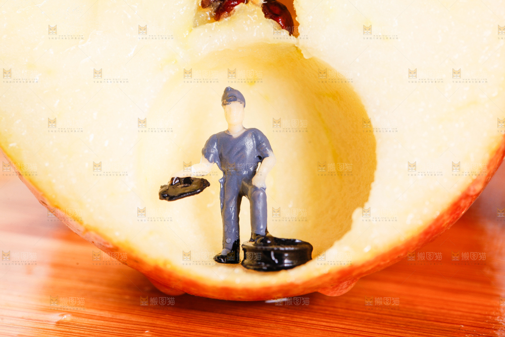 木板上放着嘎啦苹果