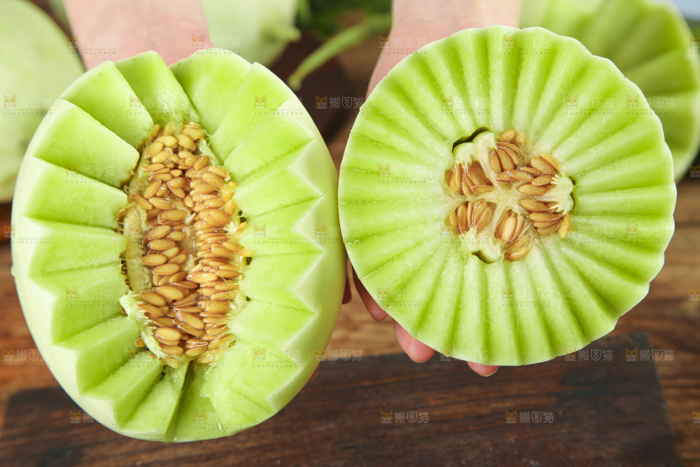 手里拿着新鲜玉菇蜜瓜