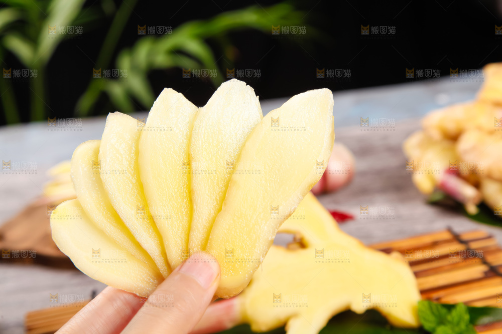 竹垫上放着新鲜生姜