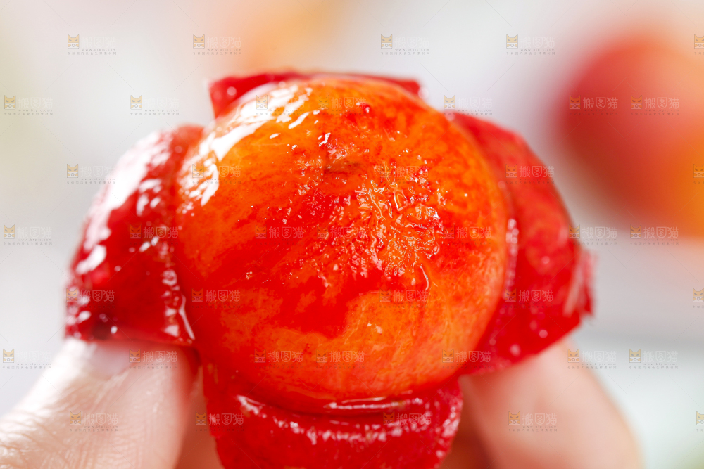 手里拿着红李子