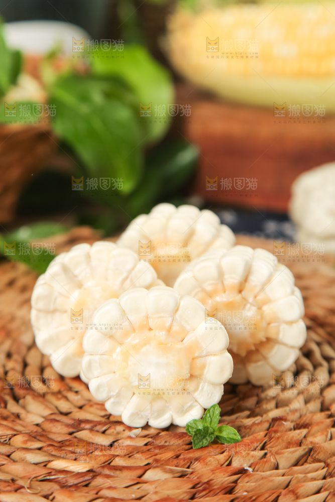 编织垫上摆放着牛奶玉米