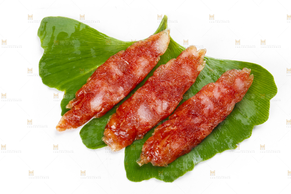 白底上放着上广式腊肠