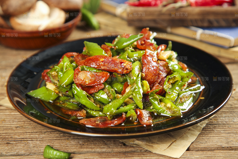 盘子里装着青椒炒腊肠