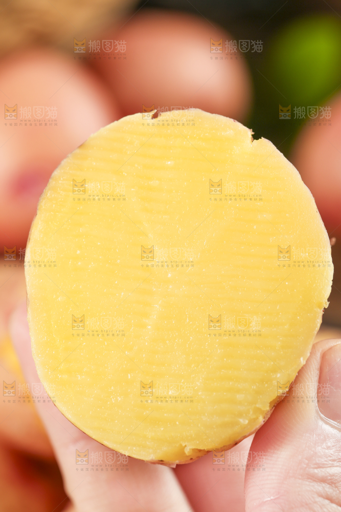 手里拿着红皮土豆
