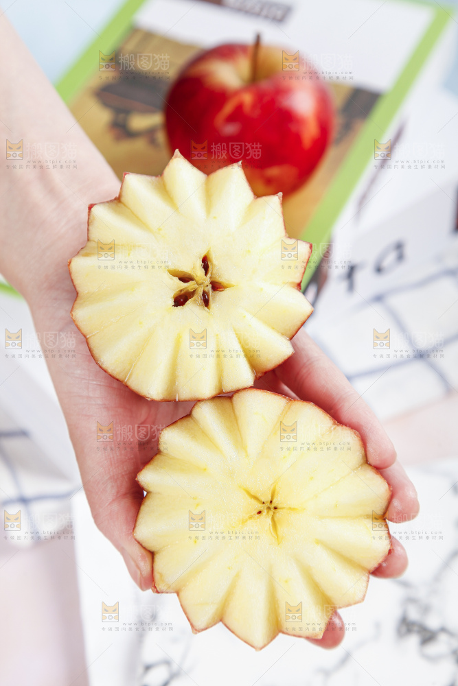 手里拿着秦冠苹果