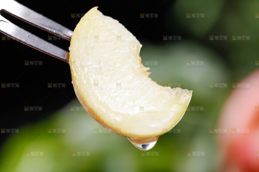 手里拿着纽扣油蟠桃