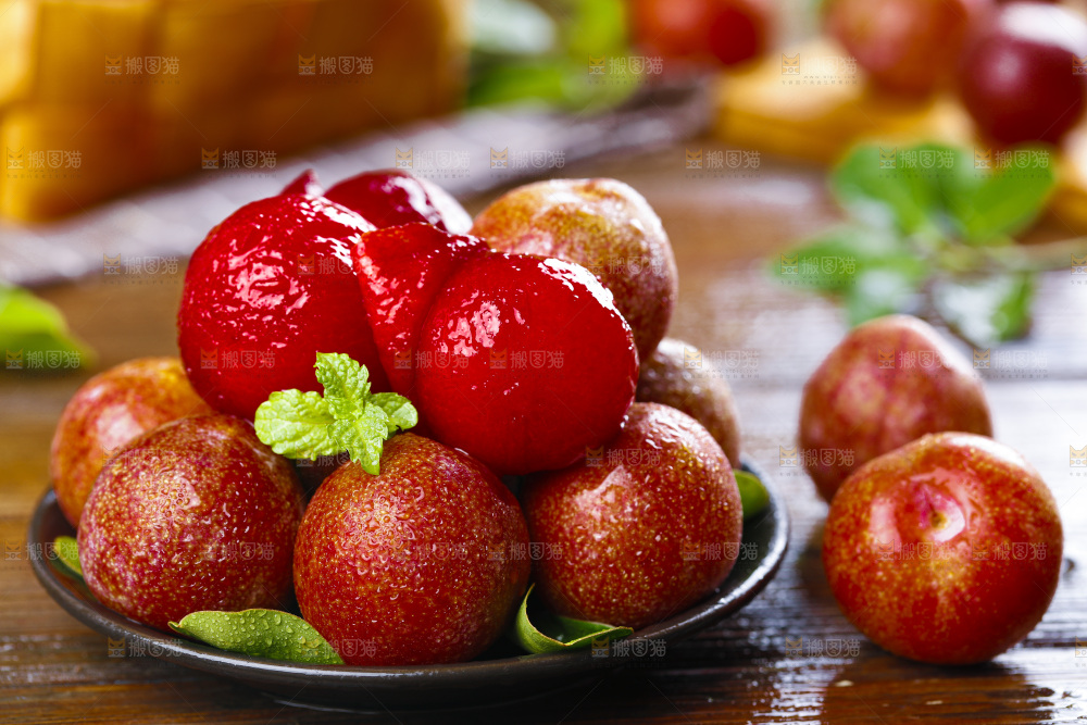 盘子里的红肉三华李