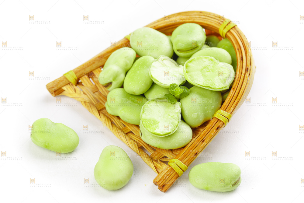 白底上摆放着罗汉豆