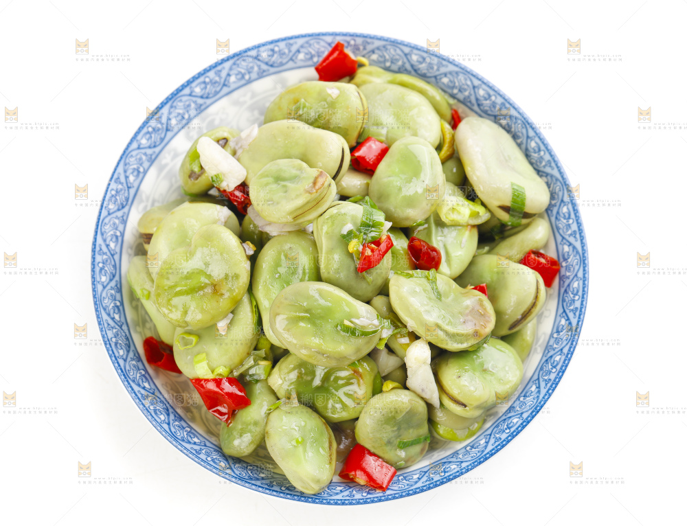 盘子里装着葱油蚕豆