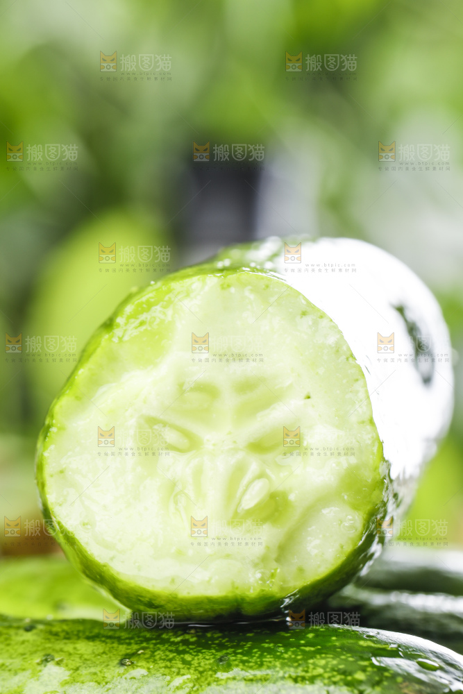 手里拿着青瓜