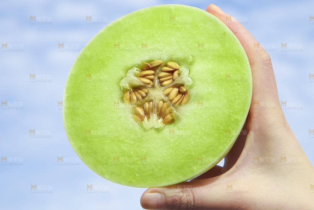 手里拿着新鲜玉菇蜜瓜