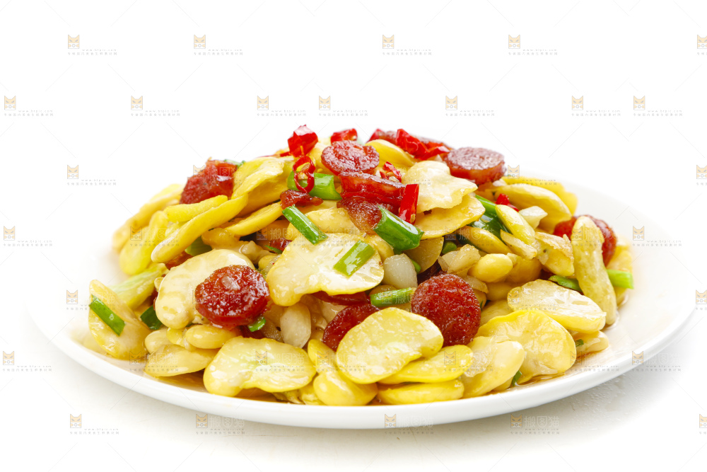 盘子里装着蚕豆米炒香肠