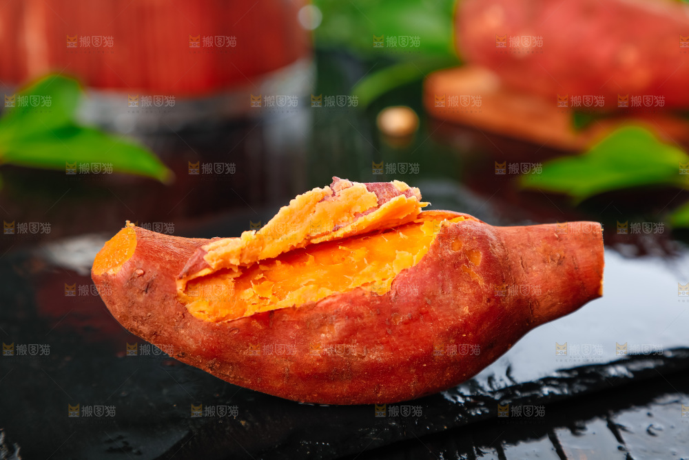 黑石板上的糖心蜜薯