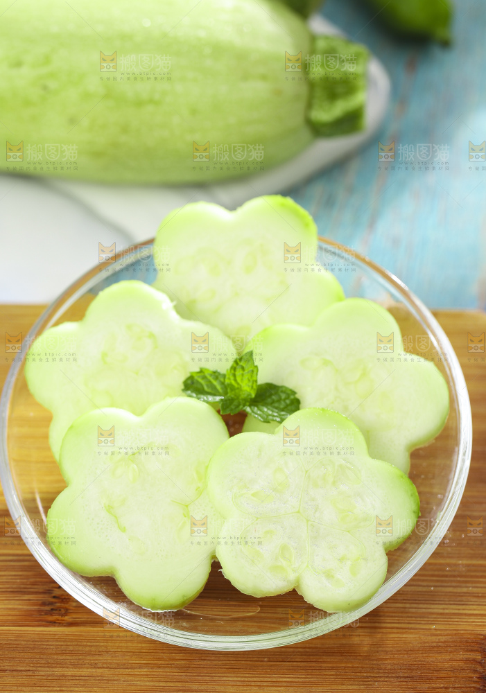 盘子里装着茭瓜
