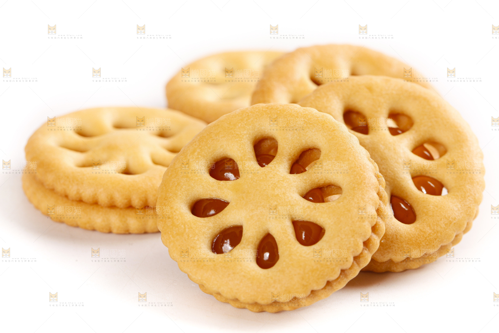 白底上放着夹心饼干