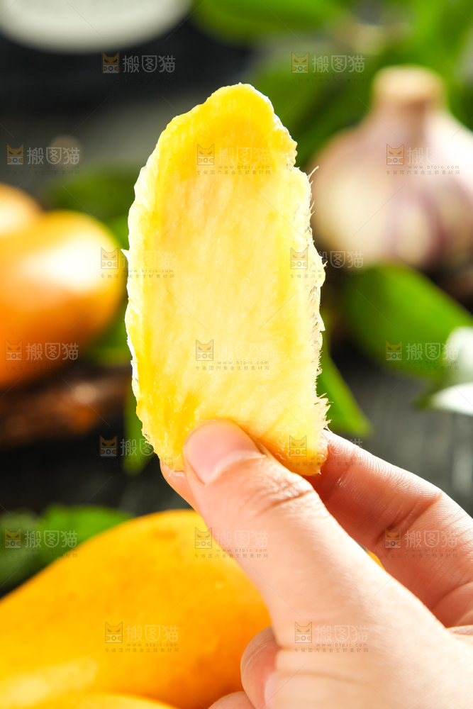 手里拿着小台芒