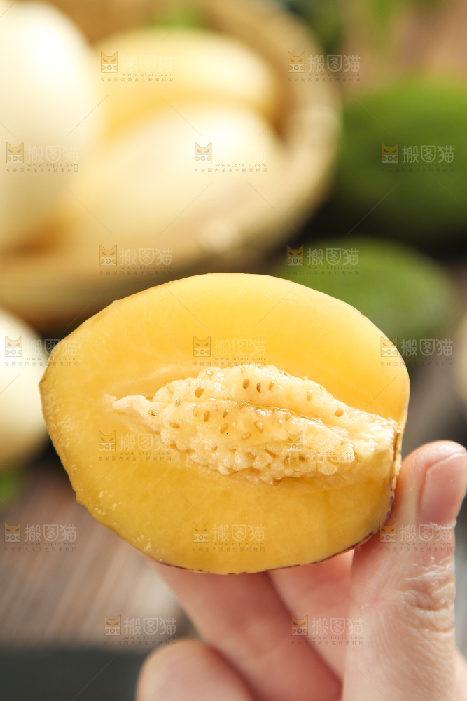 手里拿着人参圆果