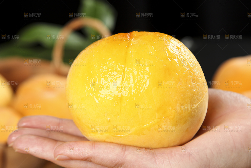 深底上放着新鲜黄桃
